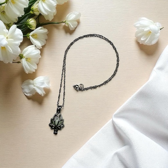 Jewelry - New Glow-in-the-Dark Lotus Pendant Necklace w/Removable Bead
